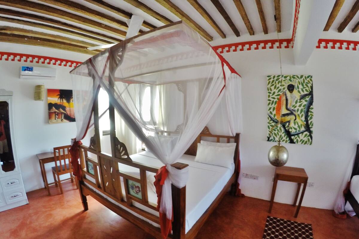 Escritorio, tabla de planchar con plancha, wifi gratis y ropa de cama 