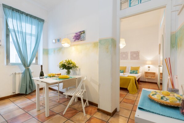 Appartement, 1 chambre | Restauration dans la chambre