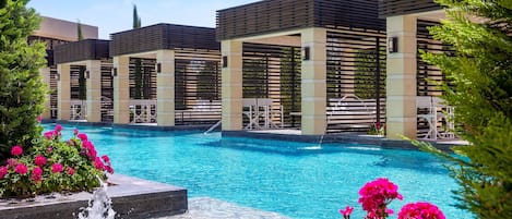 Una piscina al aire libre de temporada