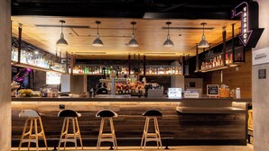 2 bars/lounges
