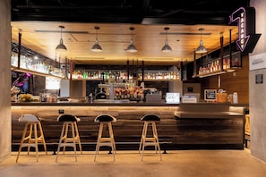 2 bares/lounges