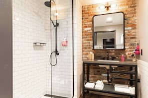 Hair dryer, towels, soap, shampoo - Moxy Nashville Downtown (Nashville)