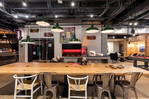 2 bars/lounges - Moxy Nashville Downtown (Nashville)