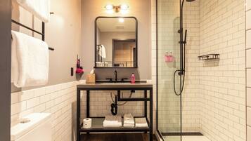 Secadora de cabello, toallas, jabón, shampoo