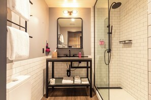 Hair dryer, towels, soap, shampoo - Moxy Nashville Downtown (Nashville)