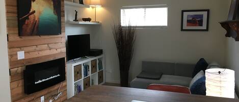 Een televisie, een open haard en boeken