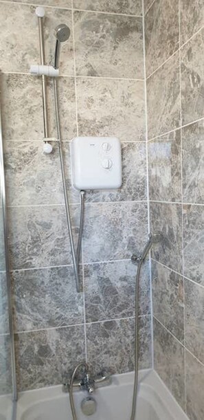 Apartment, 1 King Bed with Sofa bed | Bathroom | Combined shower/tub, free toiletries, hair dryer, towels - Plumstead Serviced Apartment (London)
