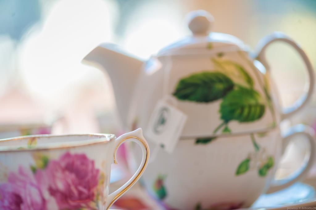 Ein Teekännchen und eine Tasse mit floralem Dekor.