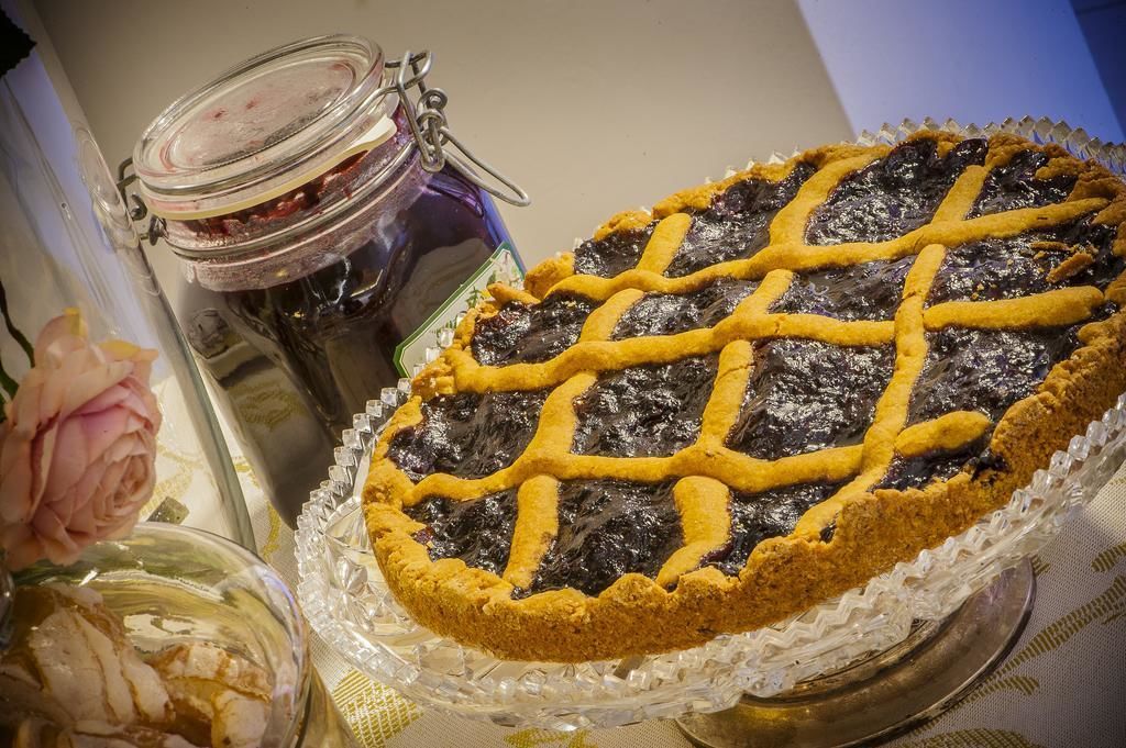 Pastís amb cobertura enreixada sobre un plat de vidre.
