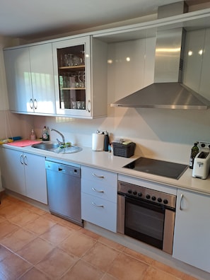 Een koelkast, een microgolfoven, een oven, een vaatwasser