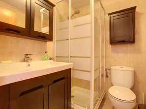 Bathtub, hair dryer, towels