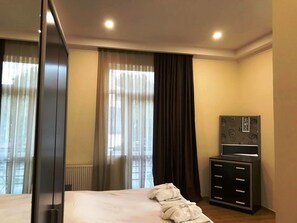 Familien-Suite, Stadtblick | Hochwertige Bettwaren, Schreibtisch, Bügeleisen/Bügelbrett
