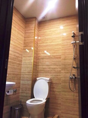 Phòng 3, quang cảnh sân vườn | Phòng tắm | Đồ dùng nhà tắm miễn phí, máy sấy tóc, áo choàng tắm 