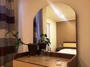 Suite familiar, vistas a la ciudad | Ropa de cama de alta calidad, escritorio, tabla de planchar con plancha