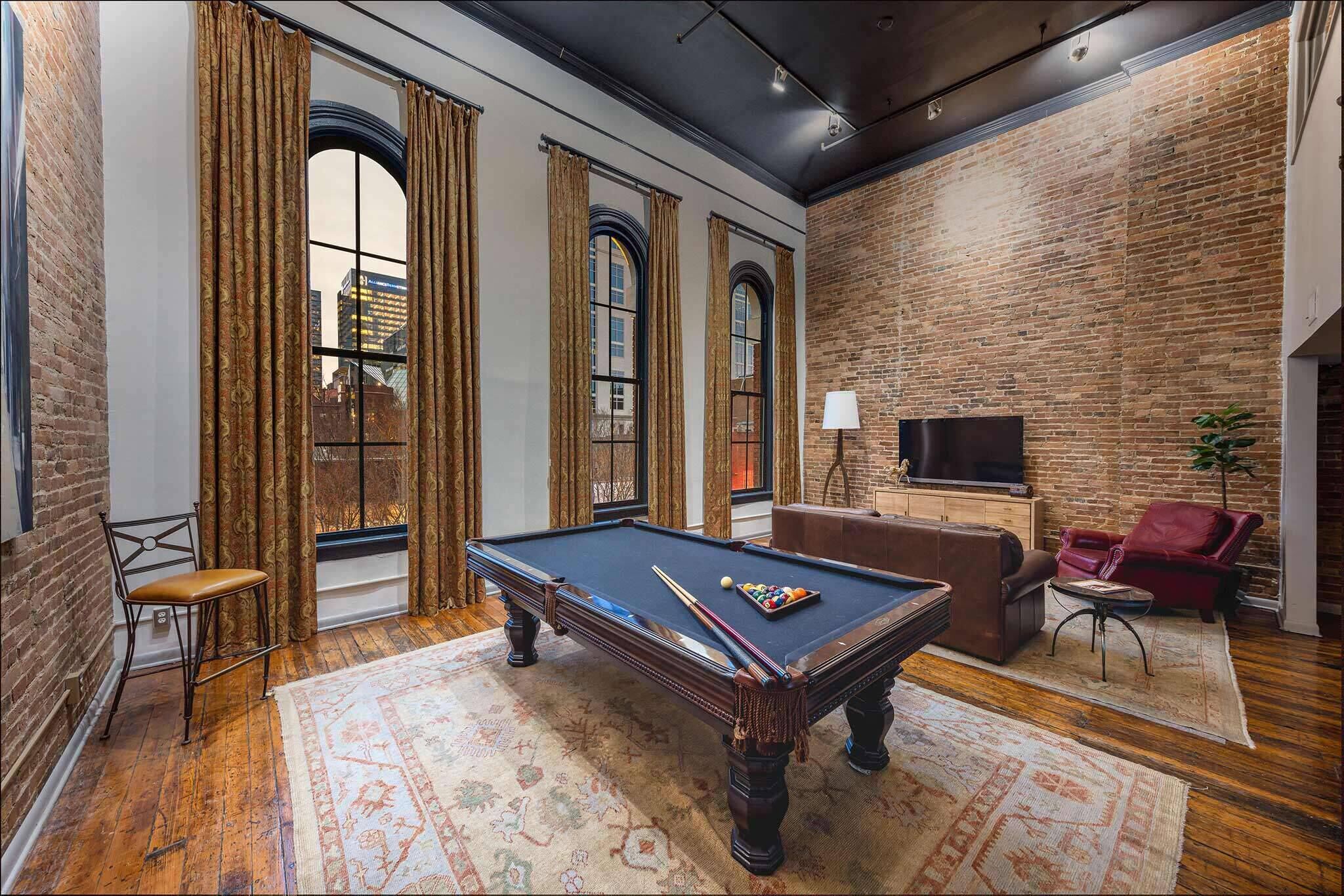 Downtown 2nd Avenue Nashville 2 Bedroom Loft w/Kitchen, Living Room, & Pool Table - Unit 8