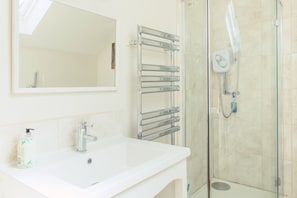 Pleasant 2-Storey City Apartment with Garage | Bathroom | Combined shower/bathtub, hair dryer, towels, soap