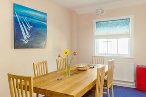 Pleasant 2-Storey City Apartment with Garage | In-room dining - Pleasant 2-Storey City Apartment (Edinburgh)