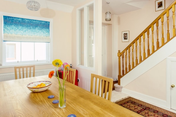 Pleasant 2-Storey City Apartment with Garage | In-room dining