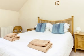 Pleasant 2-Storey City Apartment with Garage | Individually decorated, individually furnished, laptop workspace