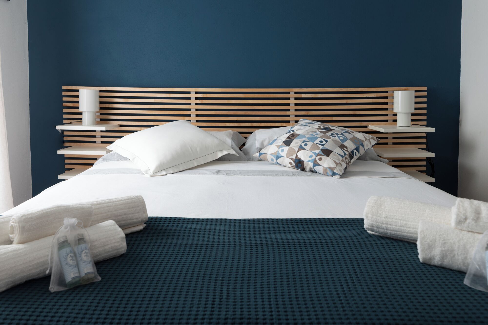 Chambre Standard double, salle de bain privée, vue partielle sur la mer | Literie de qualité, couette en duvet, décor unique, ameublement unique