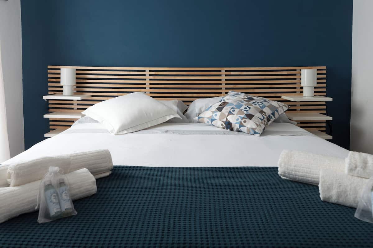 Chambre Standard double, salle de bain privée, vue partielle sur la mer | Literie de qualité, couette en duvet, décor unique, ameublement unique