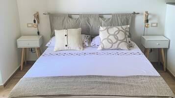 Departamento de luna de miel, cocineta, vista al mar | Ropa de cama de alta calidad, edredón y decoración personalizada
