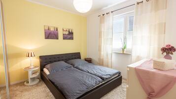 1 Schlafzimmer, Schreibtisch, schallisolierte Zimmer, Reisekinderbett