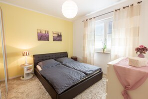 1 habitación, escritorio, insonorización y cuna de viaje