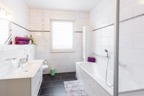 Badekar, hårføner, håndklær og såpe