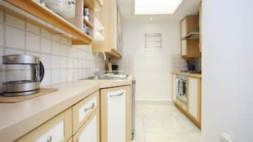 City appartement, 2 slaapkamers, niet-roken, keuken | Privékeuken | Een koelkast, een magnetron, een oven, een kookplaat