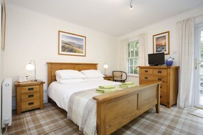 City Apartment, 2 Bedrooms, Non Smoking, Kitchen | Individually decorated, individually furnished, desk, iron/ironing board - Central New Town Apartment (Edinburgh)