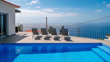 Außenpool, Sonnenschirme, Liegestühle