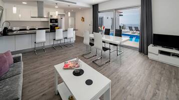 Villa, 4 Schlafzimmer, eigener Pool | Wohnbereich | Flachbildfernseher, Videospielkonsole, Tischtennisplatte