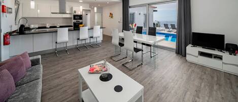 Villa, 4 chambres, piscine privée | Coin séjour | Télévision à écran plat, console de jeux vidéo, table de tennis de table