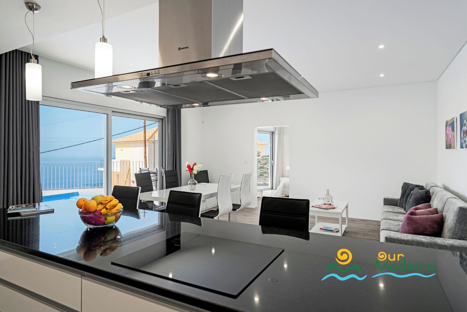 Täysikokoinen jääkaappi, mikroaaltouuni, uuni, liesi