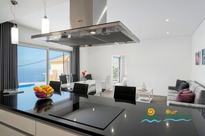 Full-sized fridge, microwave, oven, stovetop