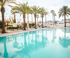 Piscine extérieure (ouverte en saison), chaises longues