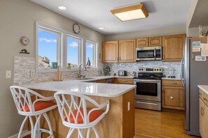 Kjøleskap, mikrobølgeovn, ovn og kokeplater