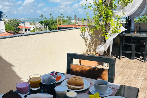 Café da manhã com buffet grátis todos os dias