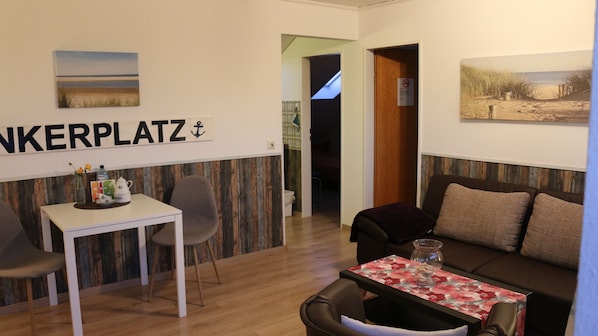 Apartment (Norderaltendeich) | Wohnzimmer | Flachbildfernseher