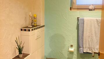 Dusche, Haartrockner, Handtücher, Seife