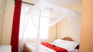Habitación doble | Ropa de cama de alta calidad, colchones viscoelásticos, escritorio