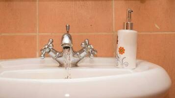 Standard Suite, 4 Bedrooms | Bathroom | Free toiletries, slippers