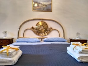 四人房, 多张床 (Capo di Leuca) | 高档床上用品、办公桌、笔记本电脑工作区、遮光窗帘