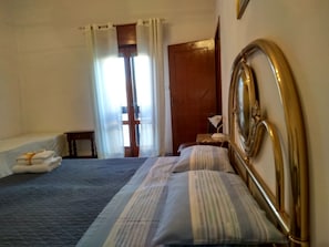 四人房, 多张床 (Capo di Leuca) | 高档床上用品、办公桌、笔记本电脑工作区、遮光窗帘