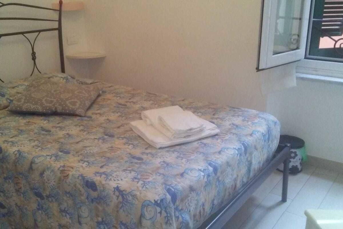 Basic Single Room | 1 bedroom, in-room safe, desk, cribs (surcharge)