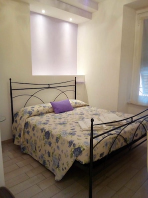 Basic Double Room | 1 bedroom, in-room safe, desk, cribs/infant beds - Affittacamere Sull'Arco (Monterosso al Mare)