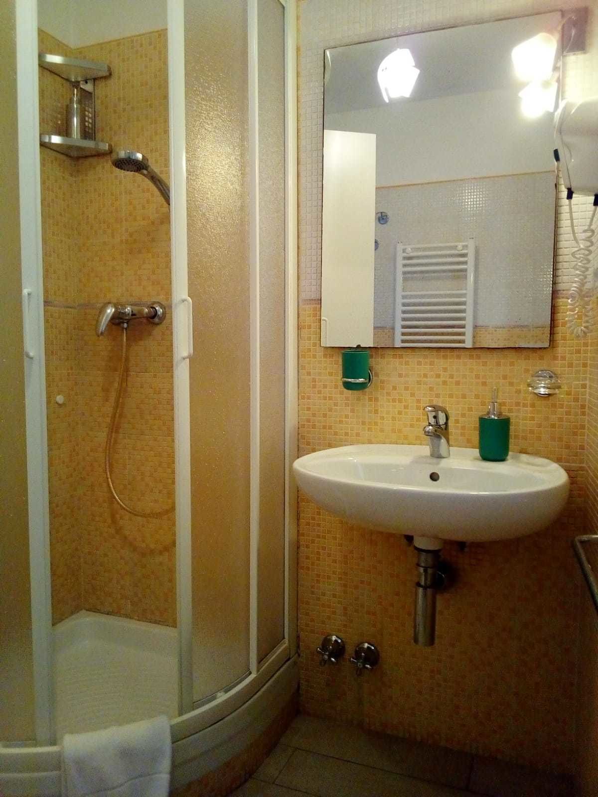 Chambre Quadruple | Salle de bain | Douche, sèche-cheveux, bidet, serviettes fournies