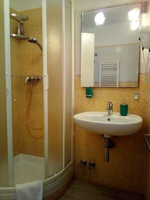 Basic Quadruple Room | Bathroom | Shower, hair dryer, bidet, towels - Affittacamere Sull'Arco (Monterosso al Mare)