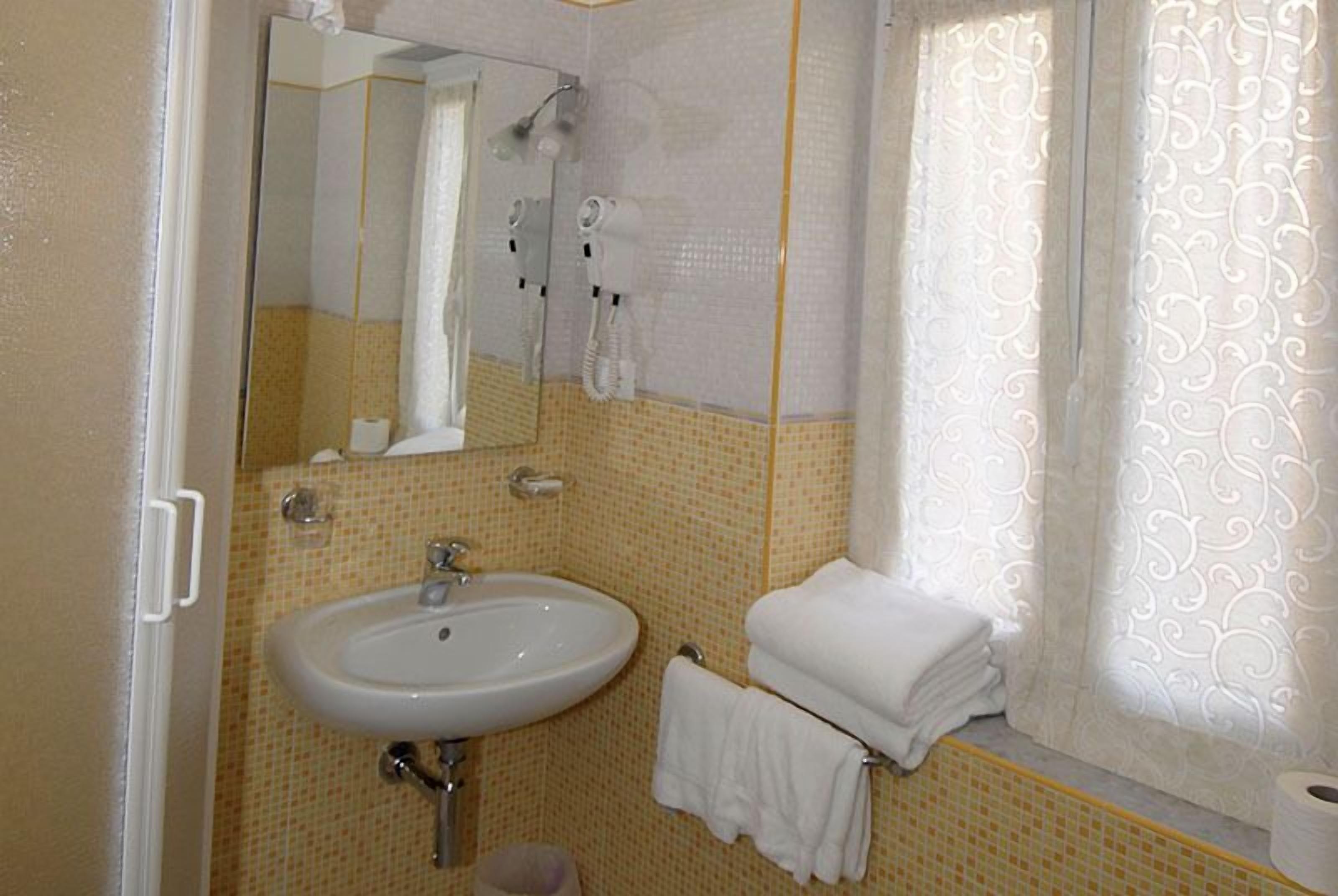 Quadrupla Basic | Bagno | Doccia, asciugacapelli, bidet, asciugamani